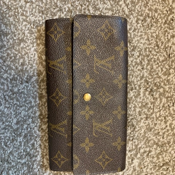 Louis Vuitton - Picture 1 of 7